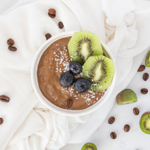 afternoon snack in a vegan box diet - coffee pudding with kiwi and blueberries